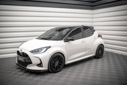 Prahové lišty Toyota Yaris Mk4 černý lesklý plast
