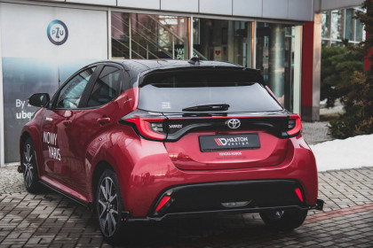 Prodloužení spoileru V.1 Toyota Yaris Mk4 černý lesklý plast