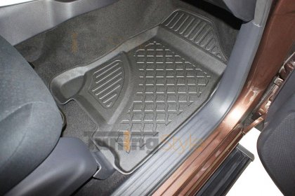 Přesné plastové koberce, vaničky s vysokým okrajem - Nissan Navara 16-